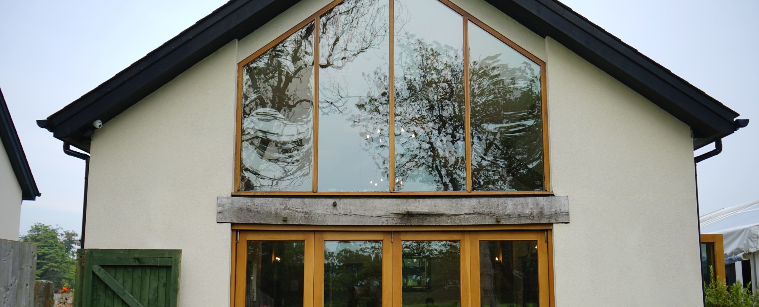 Houten ramen in natuurlijke houtkleur die de gevel een warme uitstraling geven