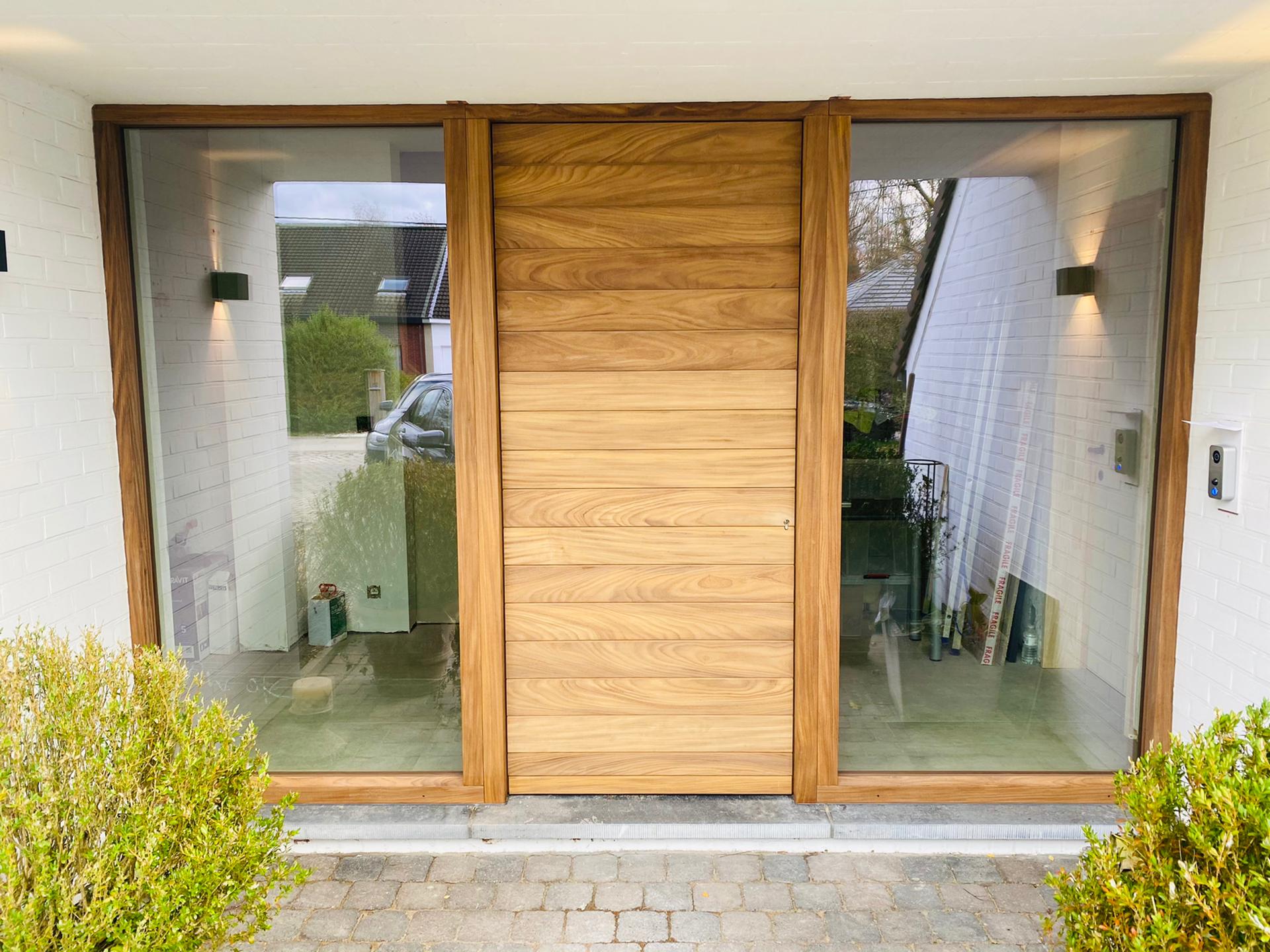 Strakke houten voordeur en ramen in lichte tint voor een moderne uitstraling