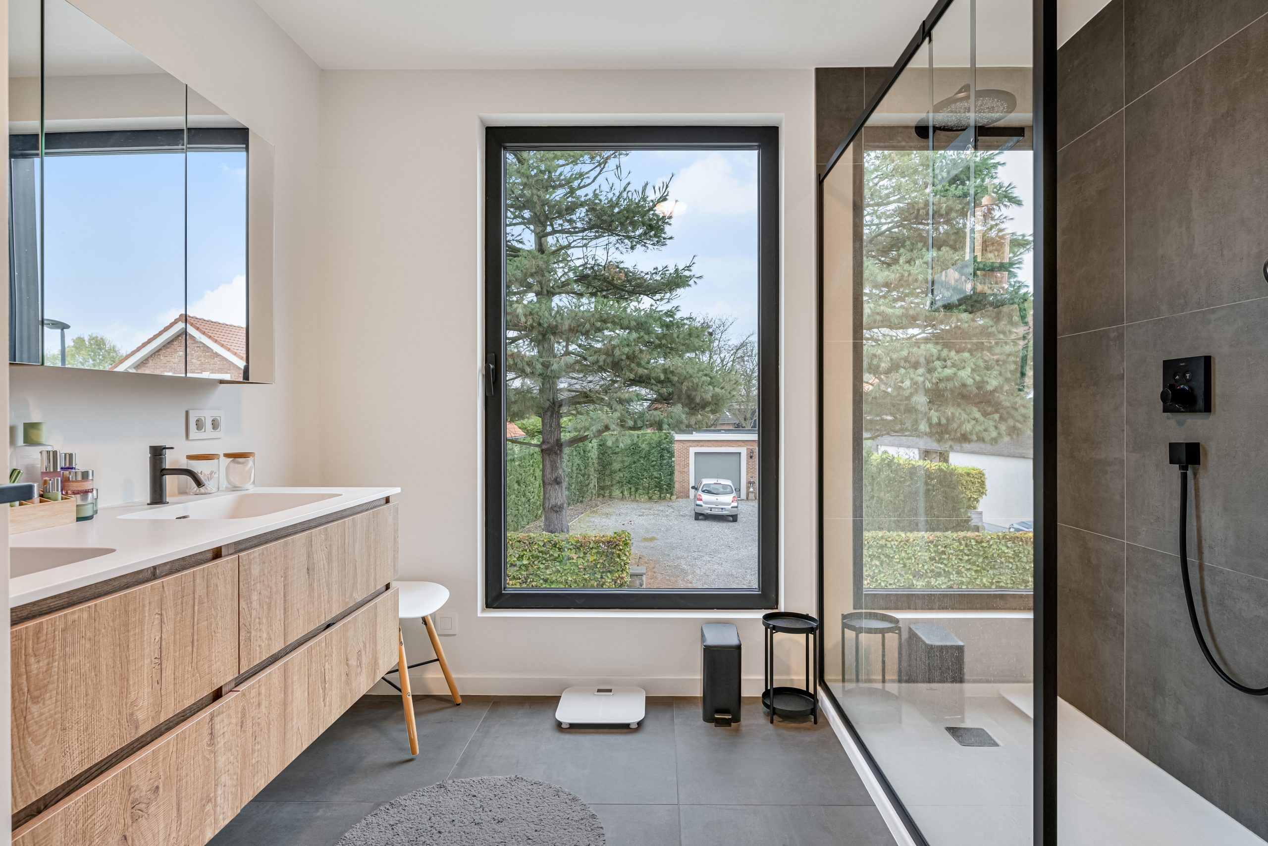 Badkamer met een modern open raam dat veel daglicht binnenlaat