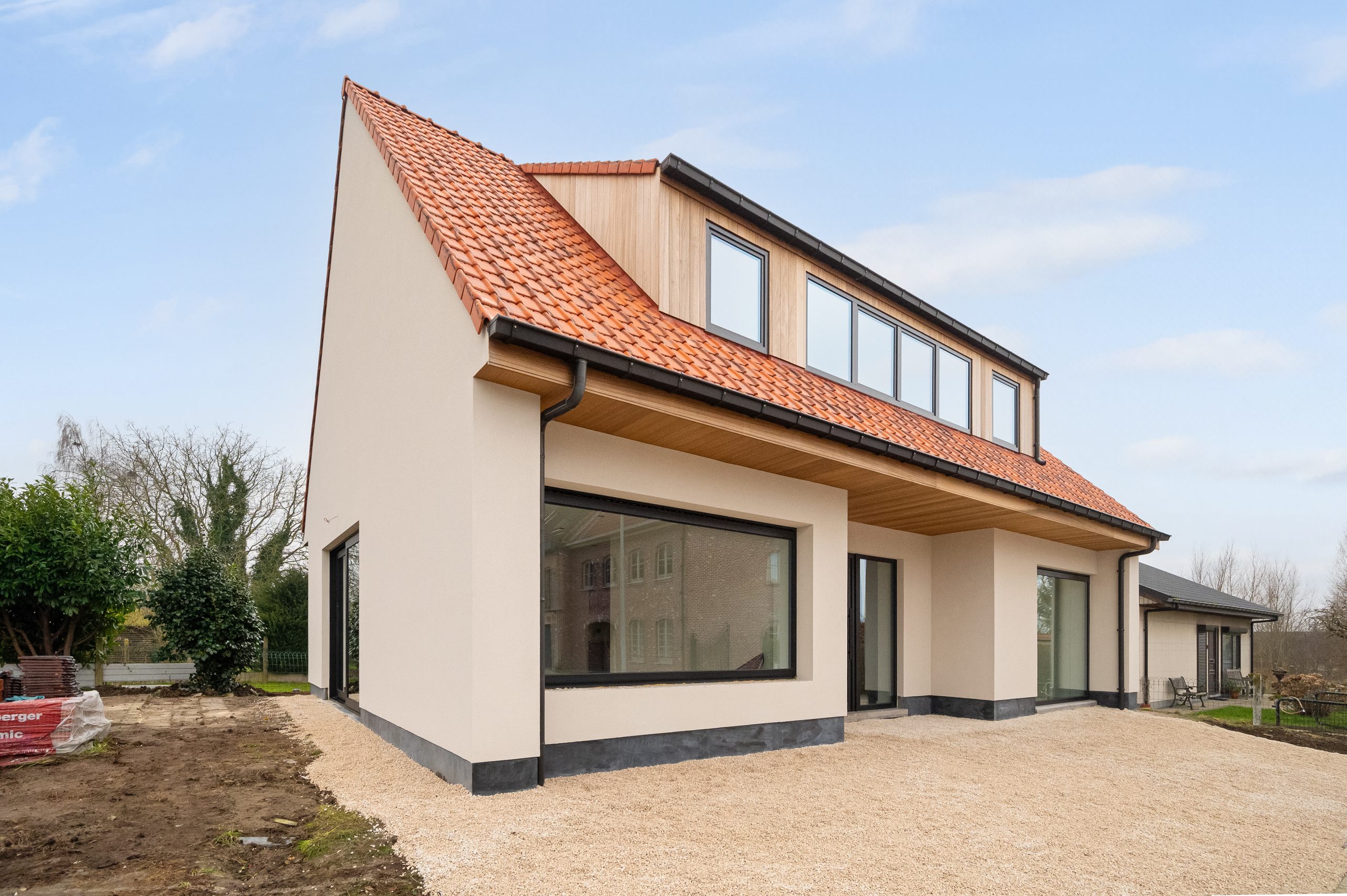 Nieuwbouwwoning met nieuwe ramen en deuren die besteld zijn tijdens de ruwbouwfase