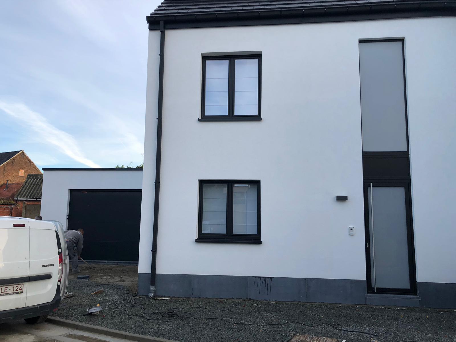 Moderne nieuwbouwwoning met nieuwe ramen en deuren die besteld zijn tijdens de ruwbouwfase