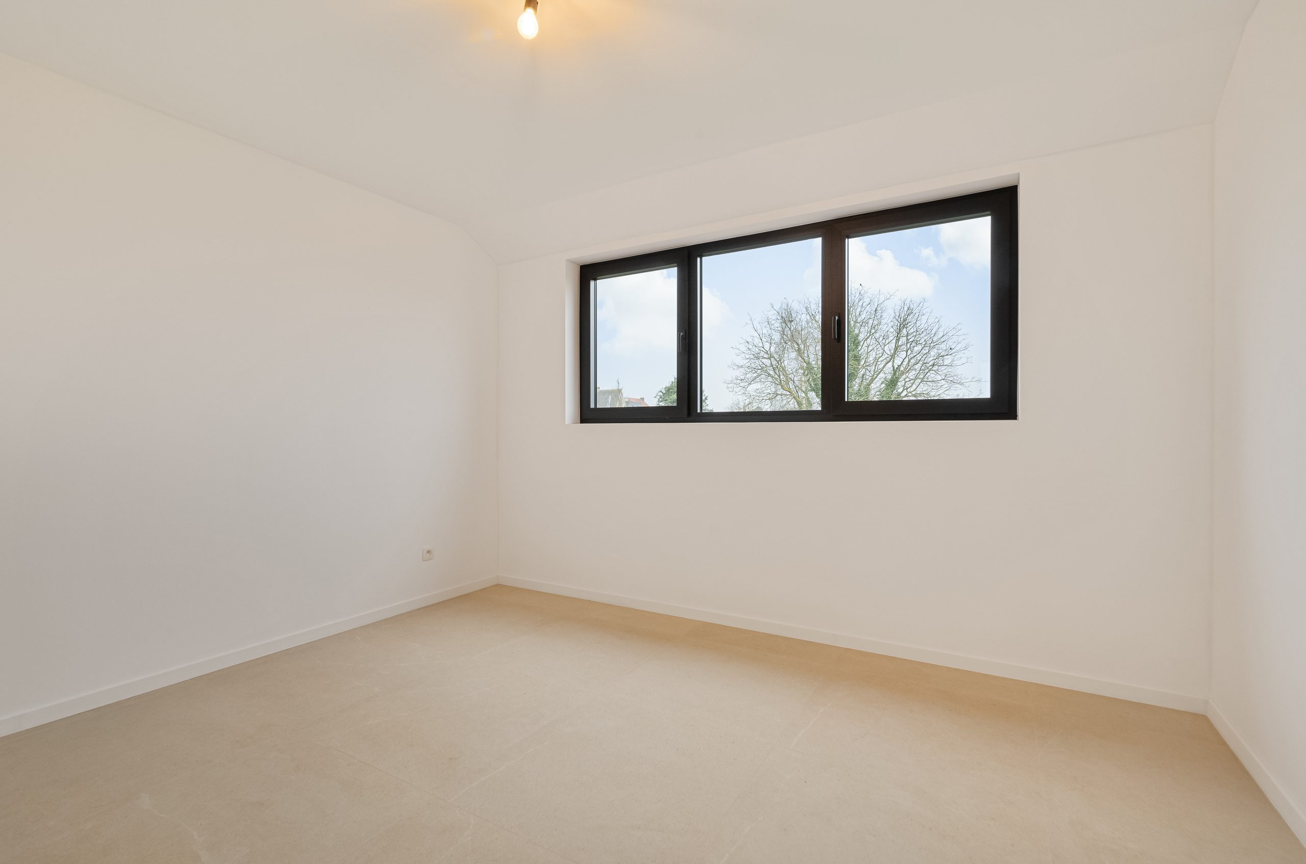 Slaapkamer met vast raam dat zorgt voor licht