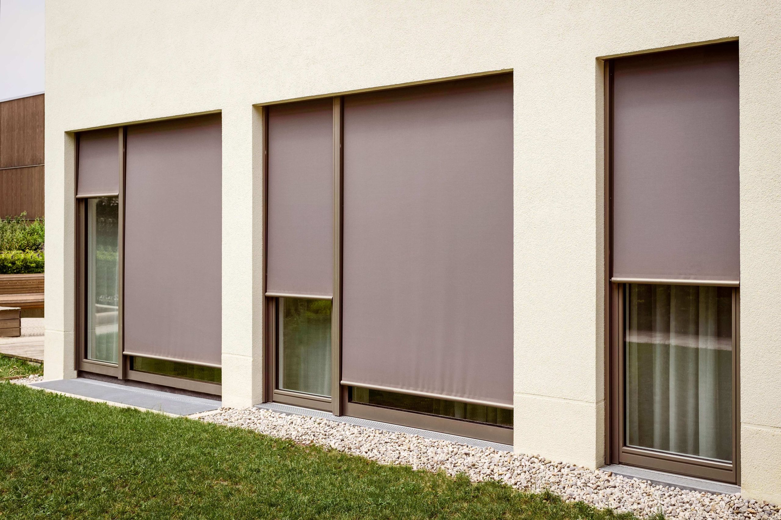 Moderne screens aan grote ramen die zon en warmte buiten houden zonder het uitzicht te blokkeren