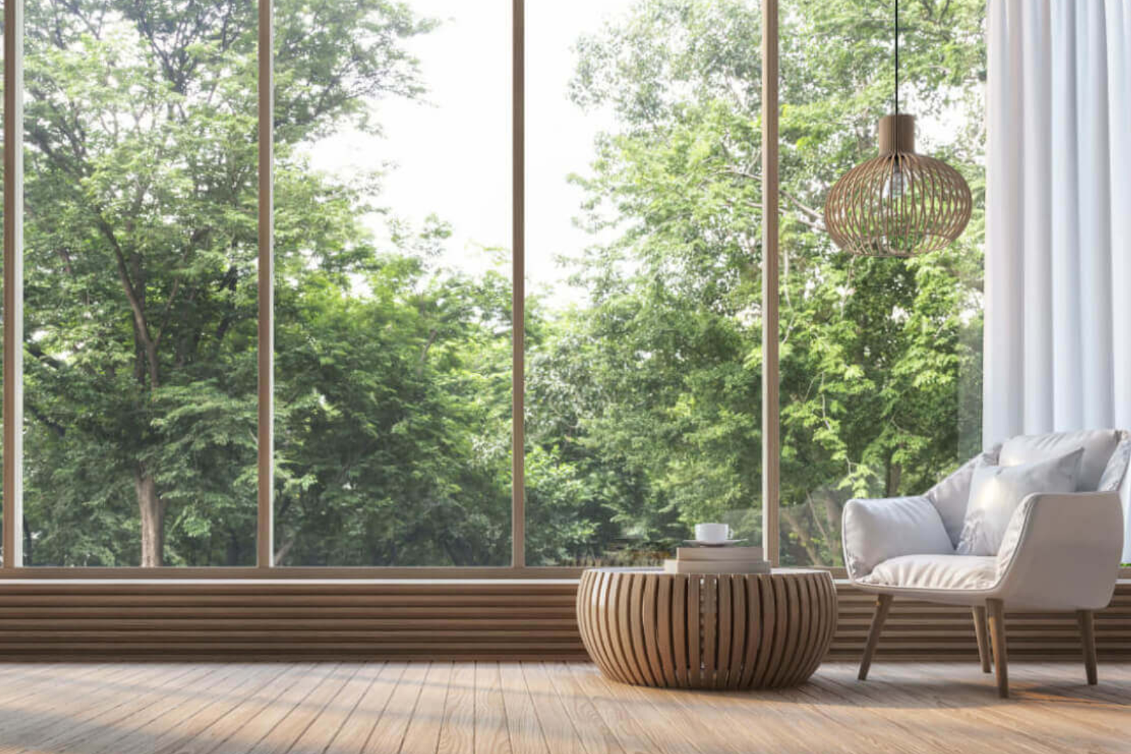 Moderne woonkamer met grote houten ramen en uitzicht op een groene bosrijke omgeving