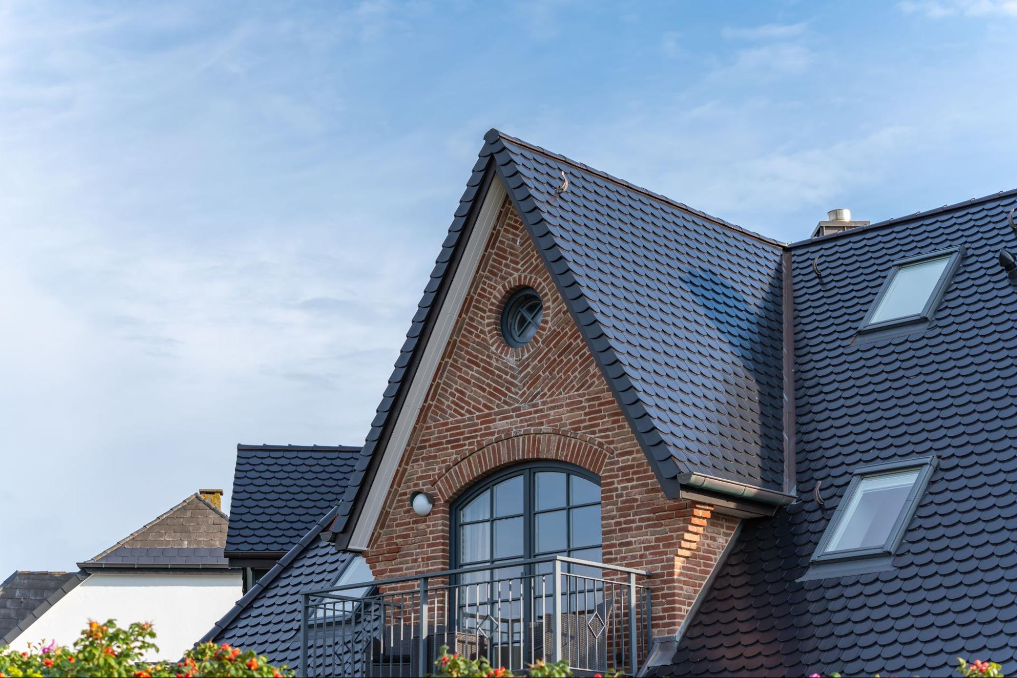 Een moderne woning in België voorzien van strakke zwarte ramen, een voorbeeld van populaire raammerken